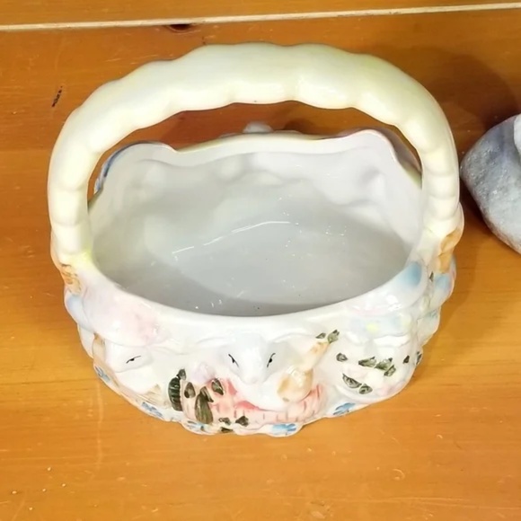Vintage Bunny Handled Ceramic Basket - Picture 7 of 8